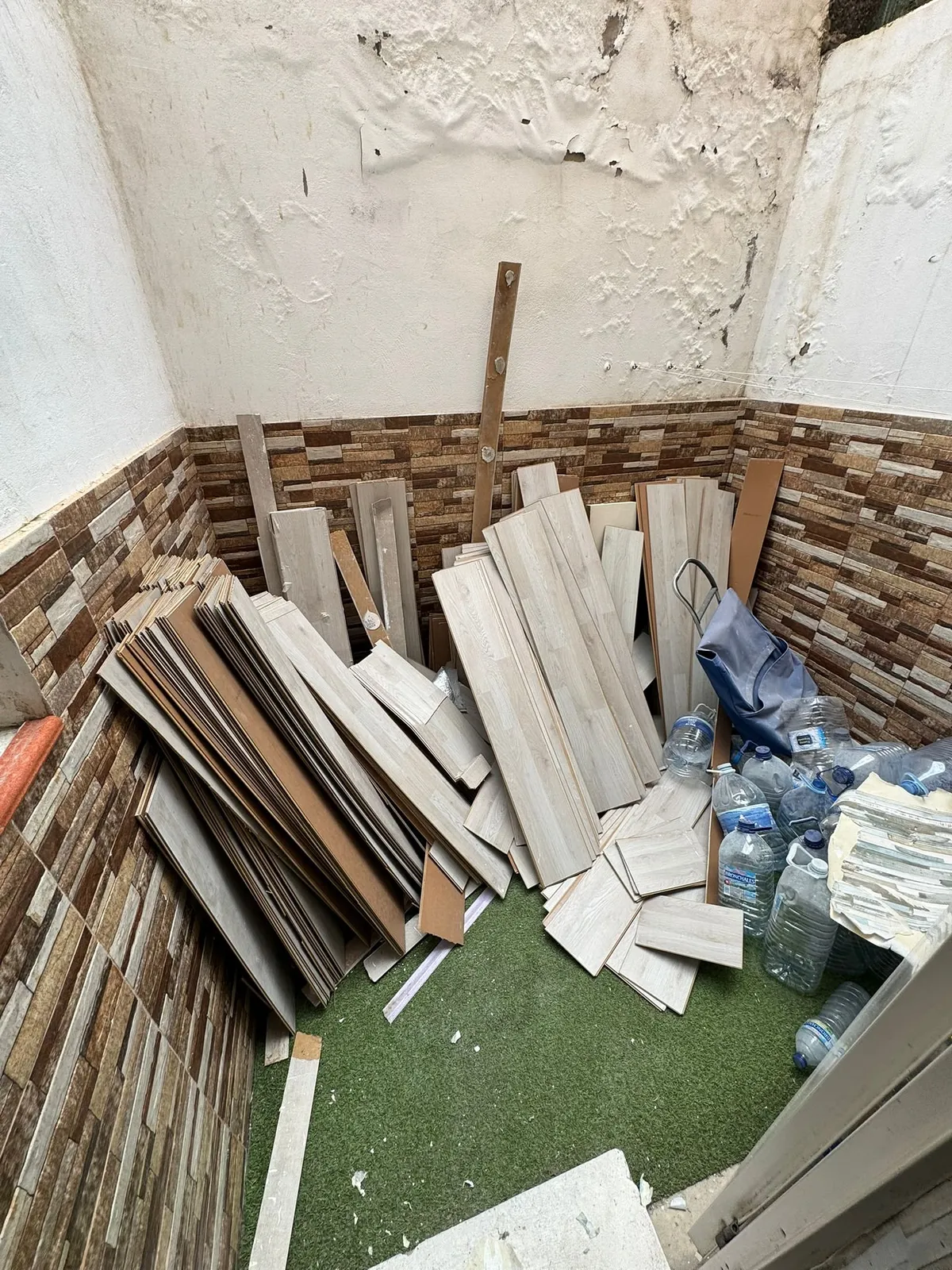 El patio, con material apilado