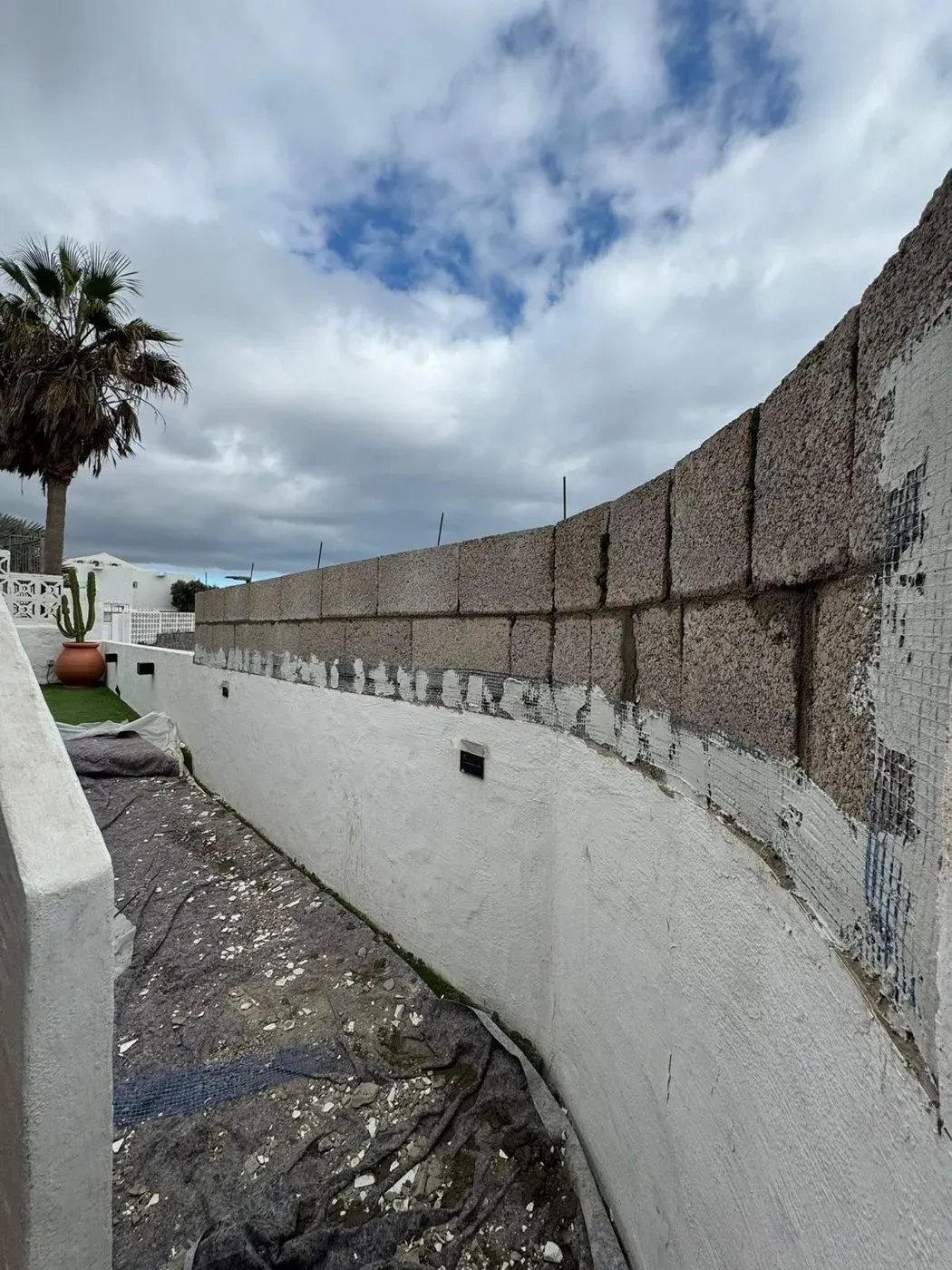 El muro de arriba, en obra
