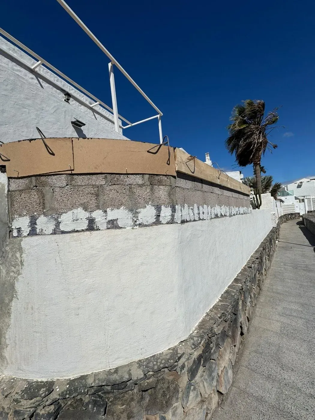 El muro de abajo en blanco; el remate de arriba, por hacer