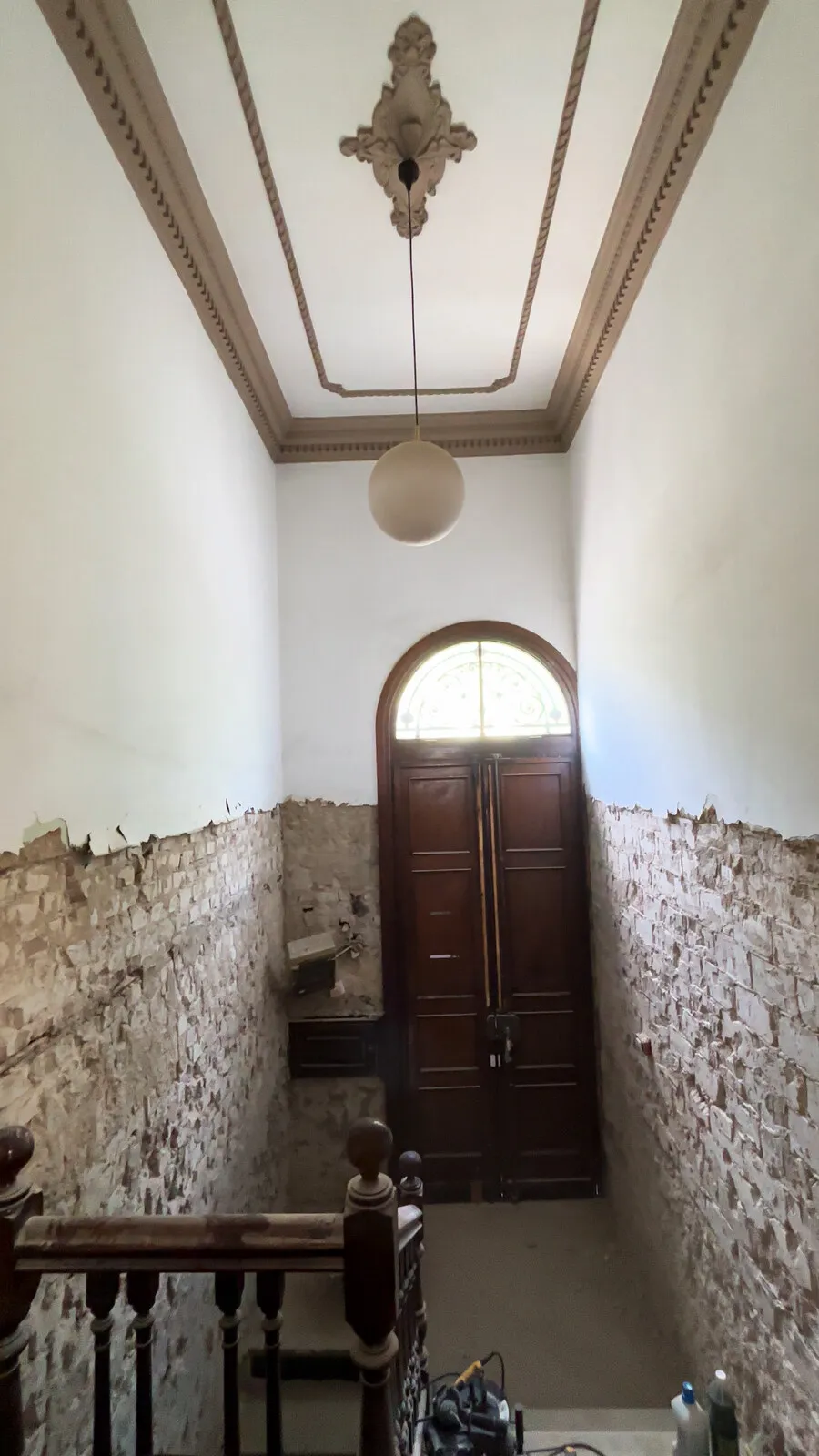 El zaguán, picado hasta el ladrillo