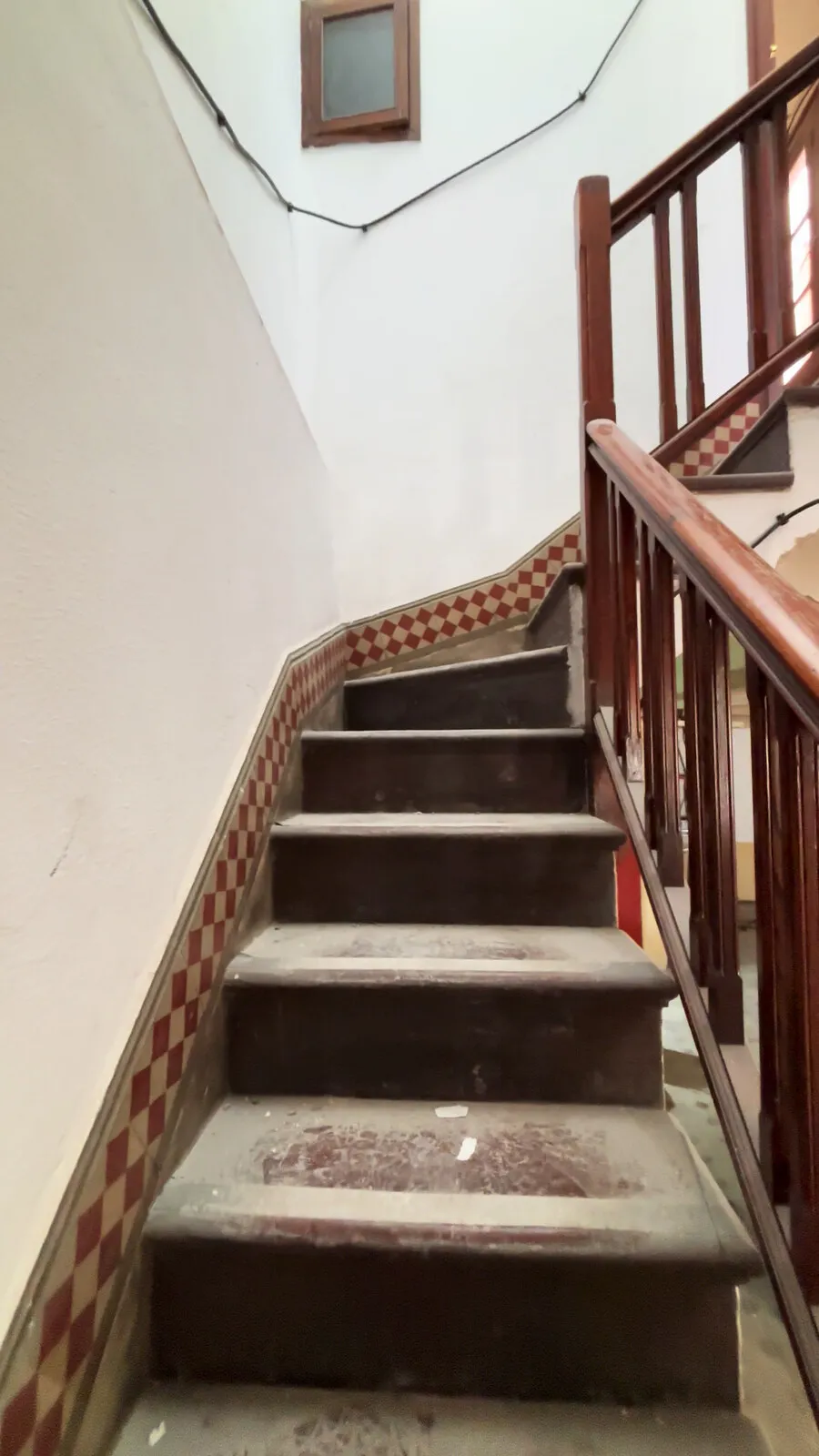 La escalera de madera baja al sótano