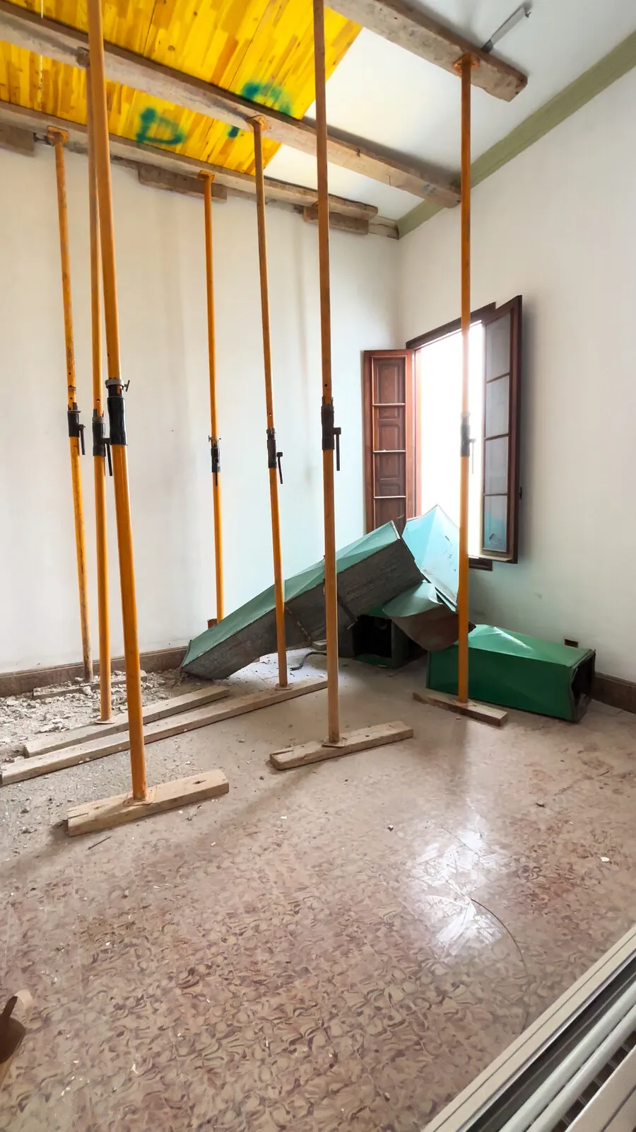 Techo apuntalado en una de las salas