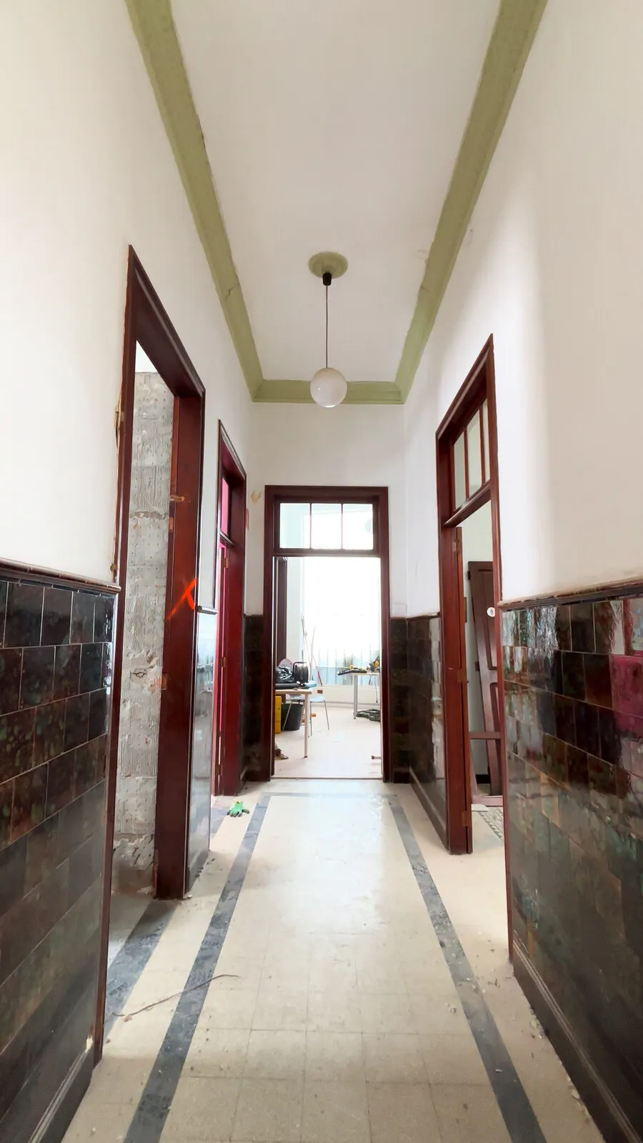 Pasillo con molduras y zócalo de azulejo