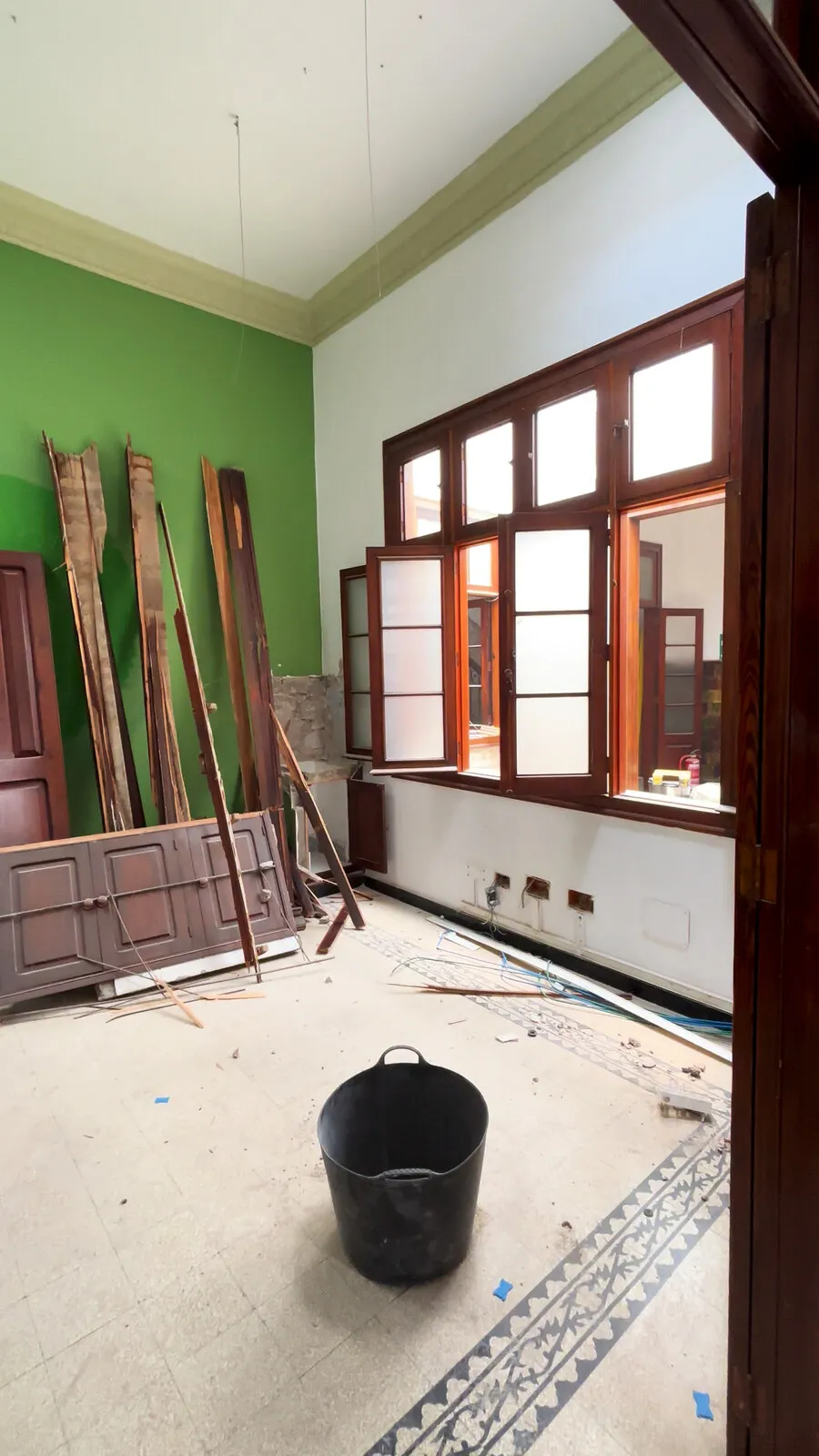 Sala con ventanas de madera