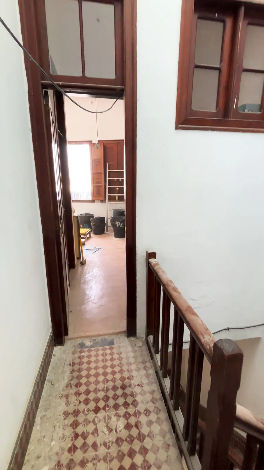 Arriba de la escalera de madera