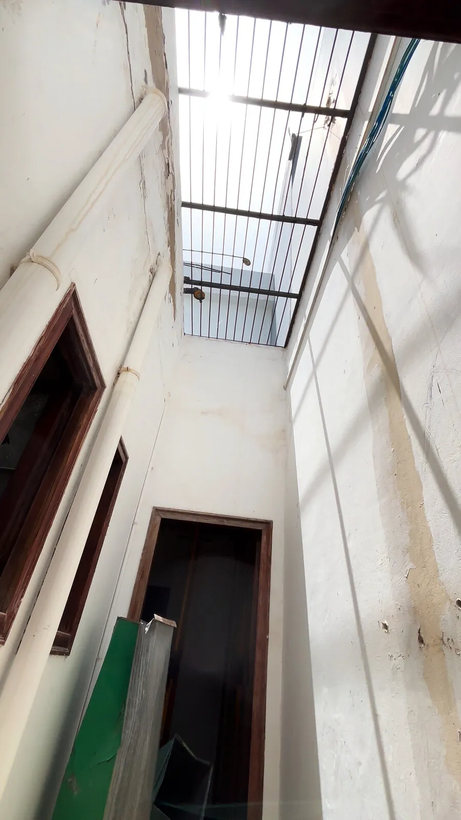 Un patio pequeño, con la reja arriba
