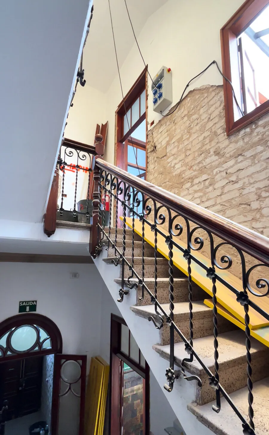 El hueco de la escalera, con la barandilla de forja