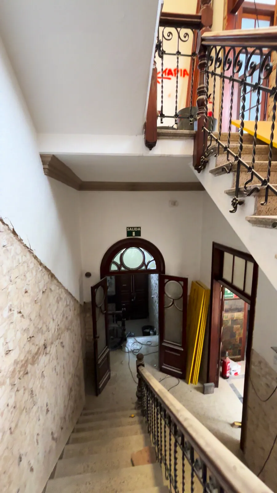 La escalera baja hacia el zaguán
