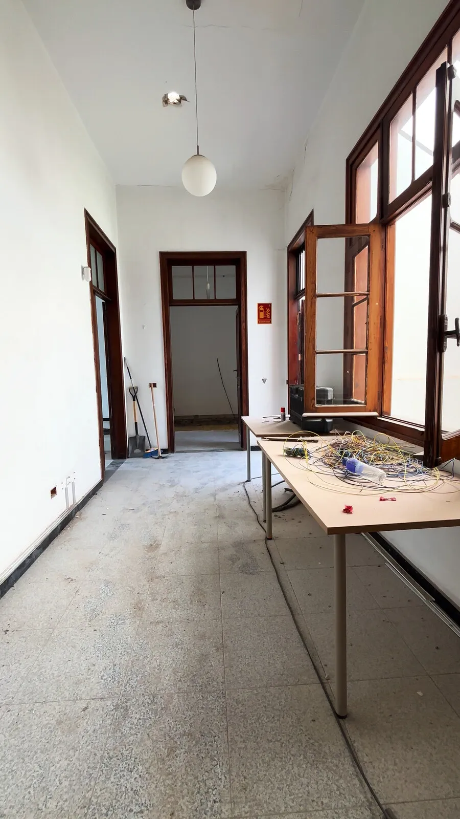 Galería con ventanales de madera