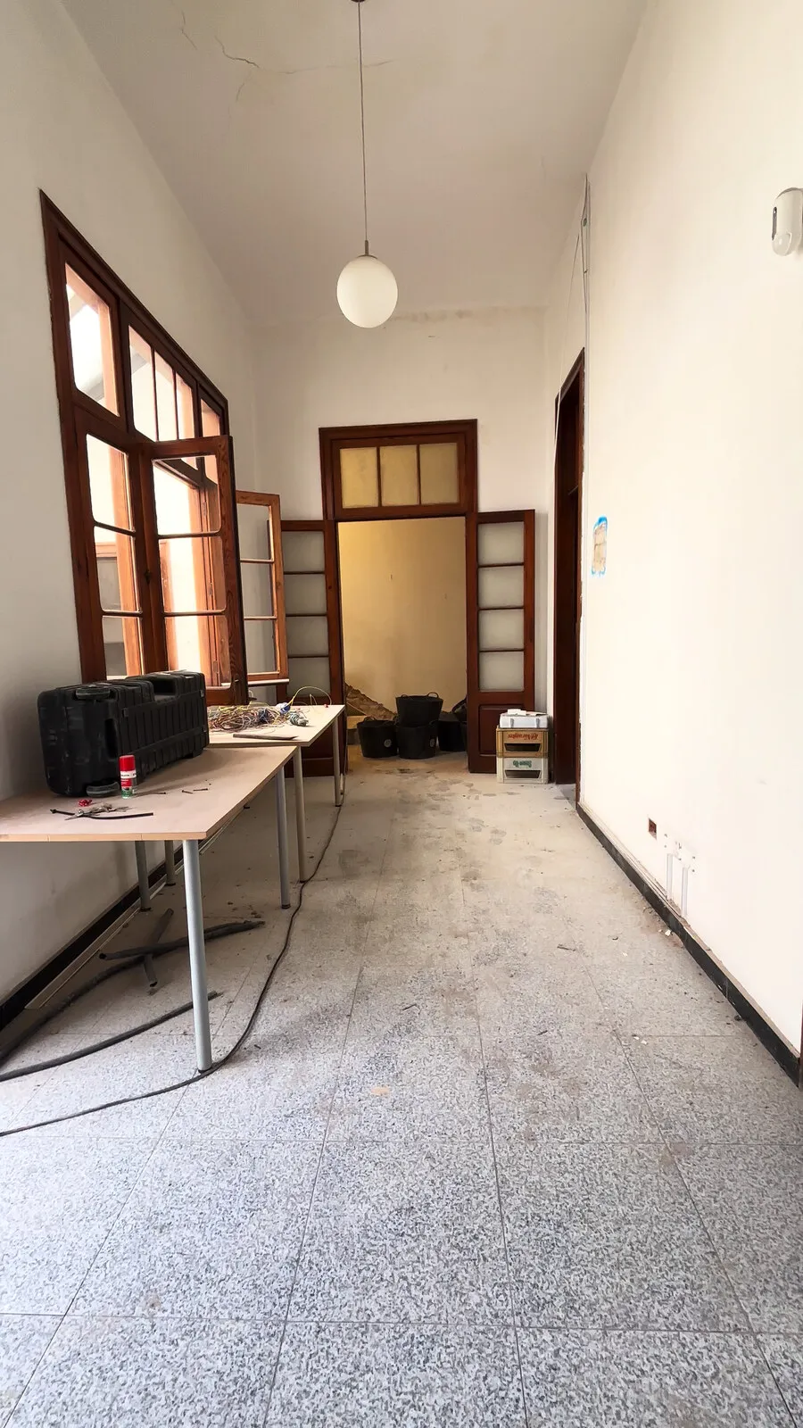 Sala alargada junto al patio