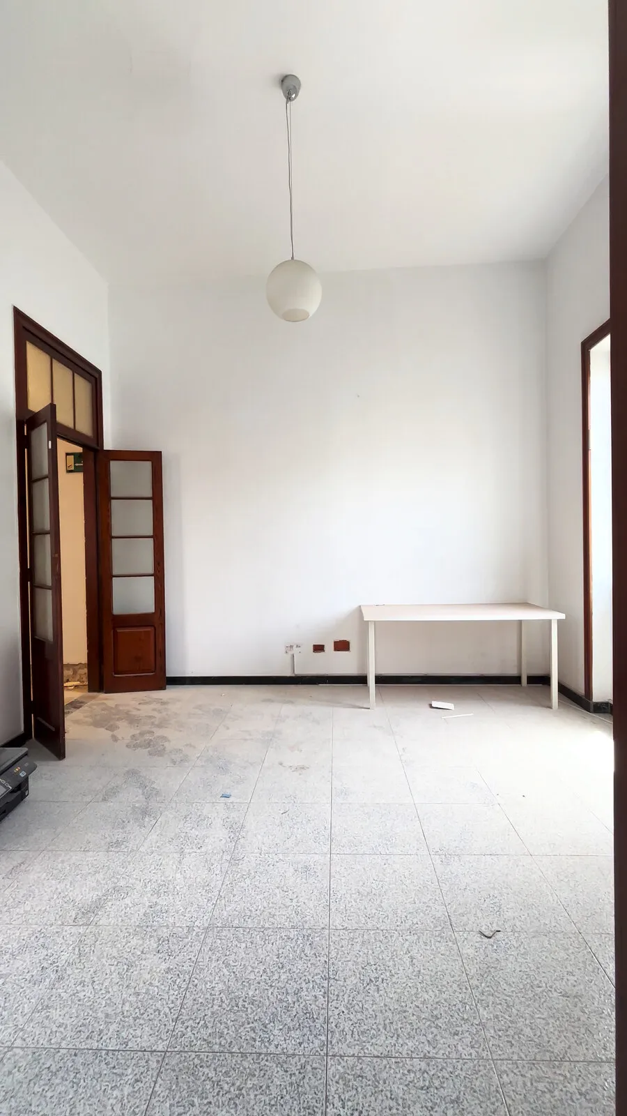 Habitación con puertas acristaladas