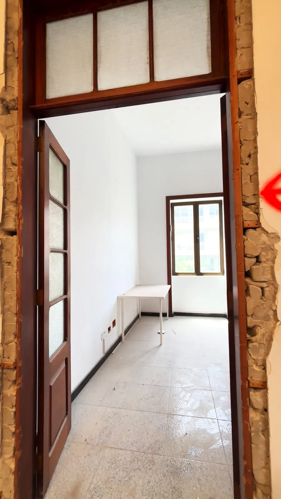 Puerta con el muro picado alrededor