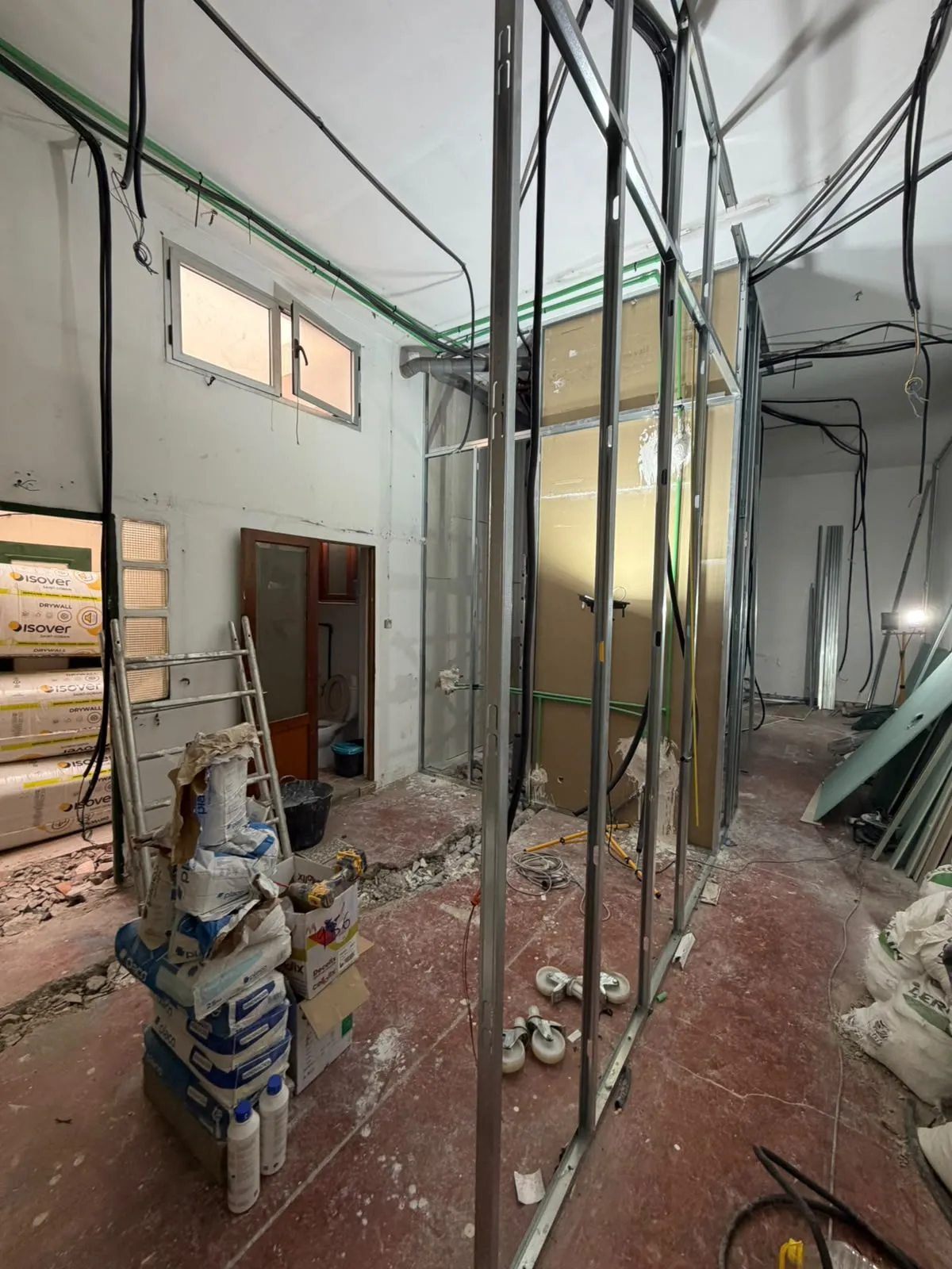 Tabiques de placa a medio cerrar, junto al baño