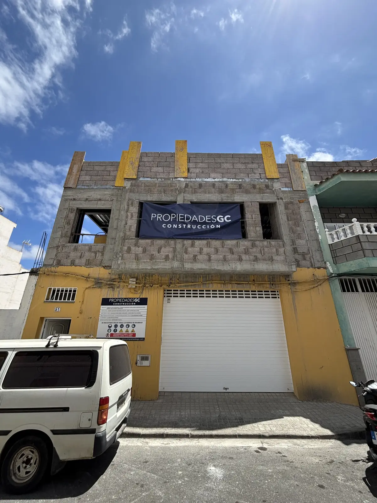 La fachada, con la lona de obra