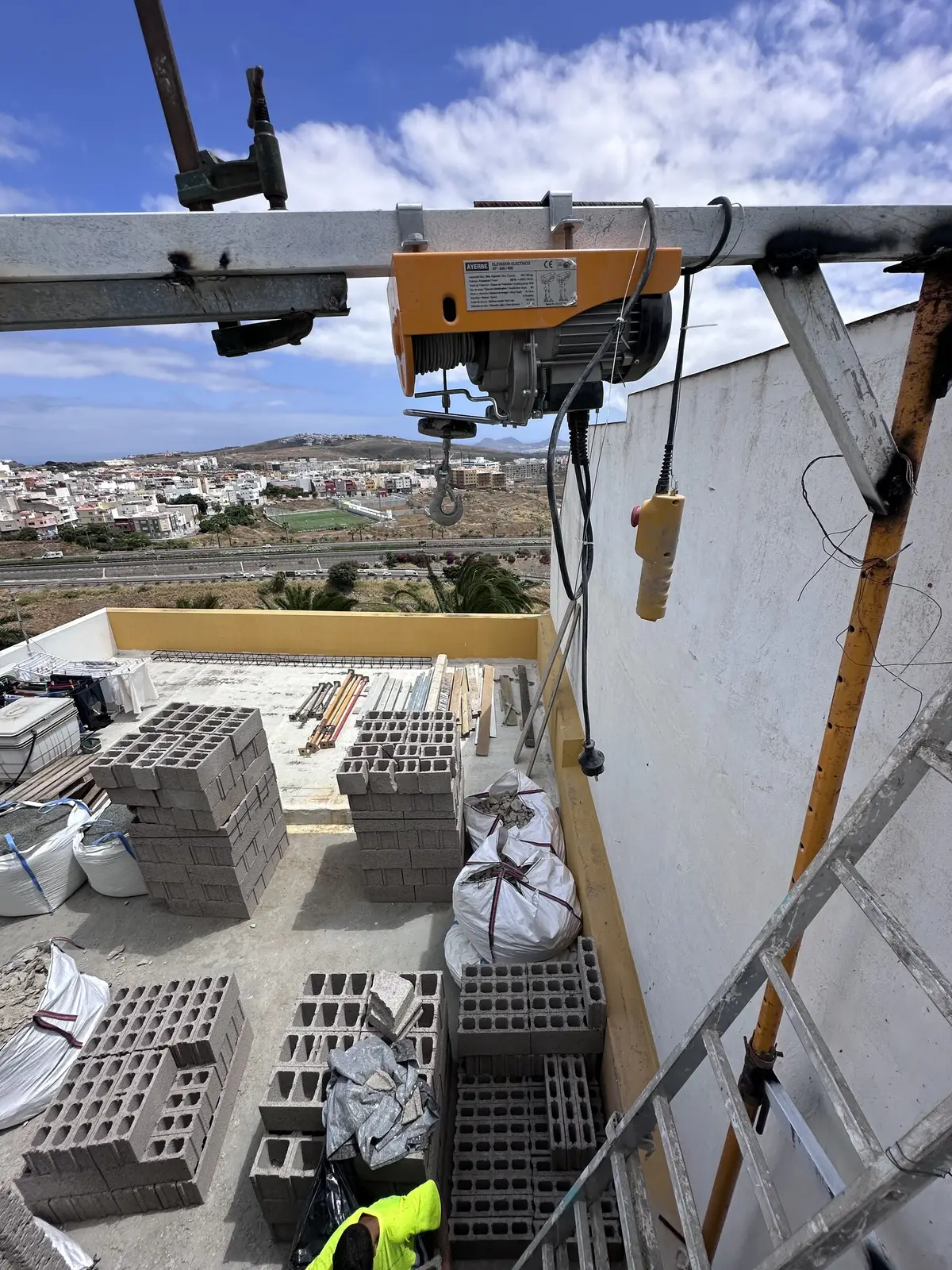 El material sube por el montacargas