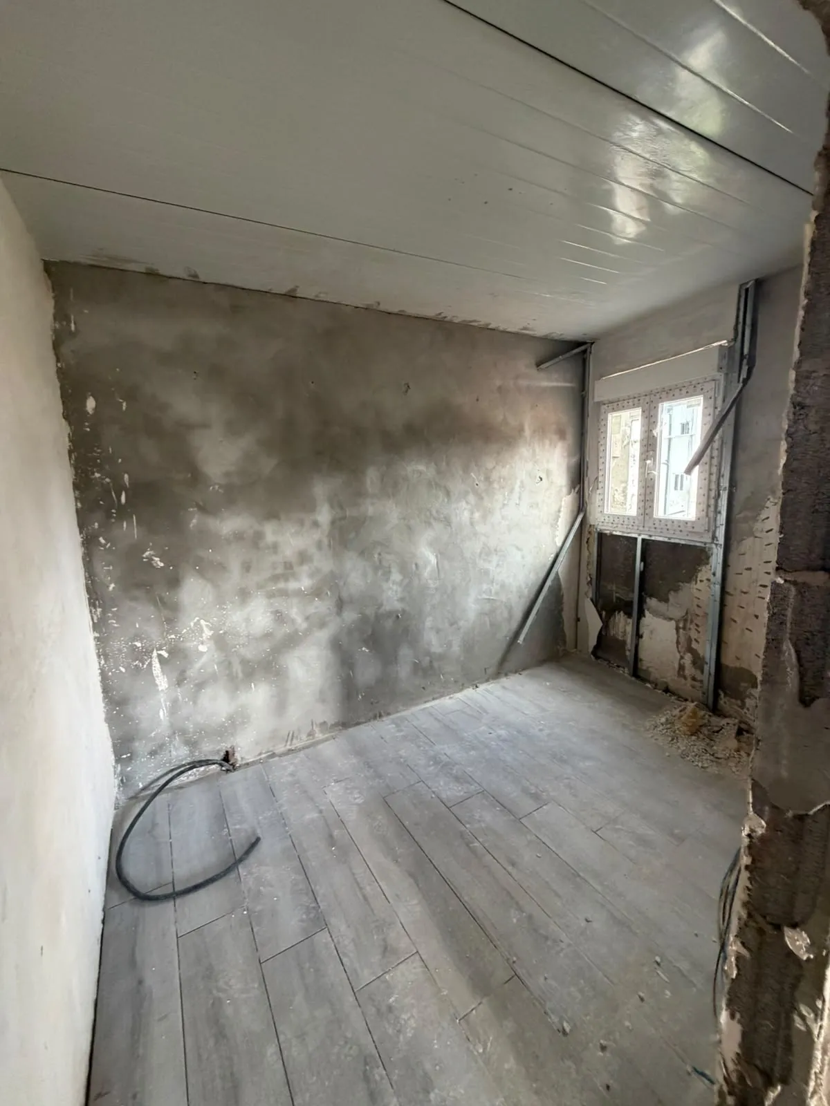 Una habitación, ya con suelo y techo nuevos